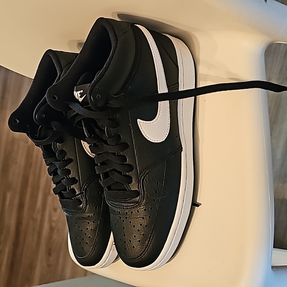 Womens size 7 black and white Nike sneakers